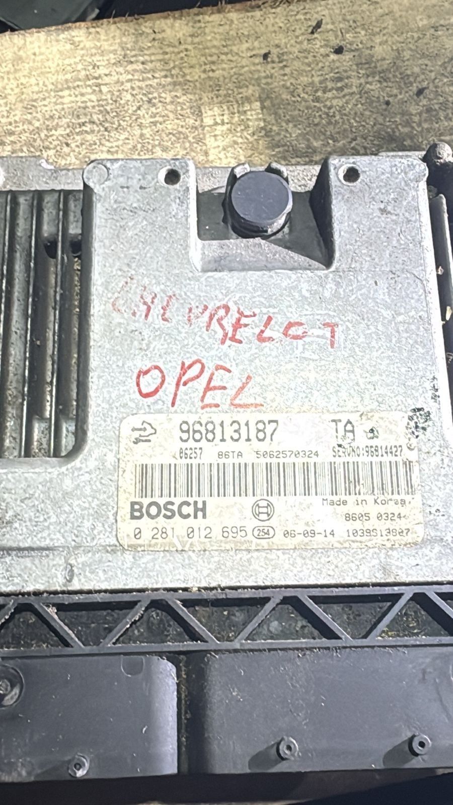 Bosch ECU 96813187 0281012695 EDC16C39 Engine Control Unit for Opel Fiat