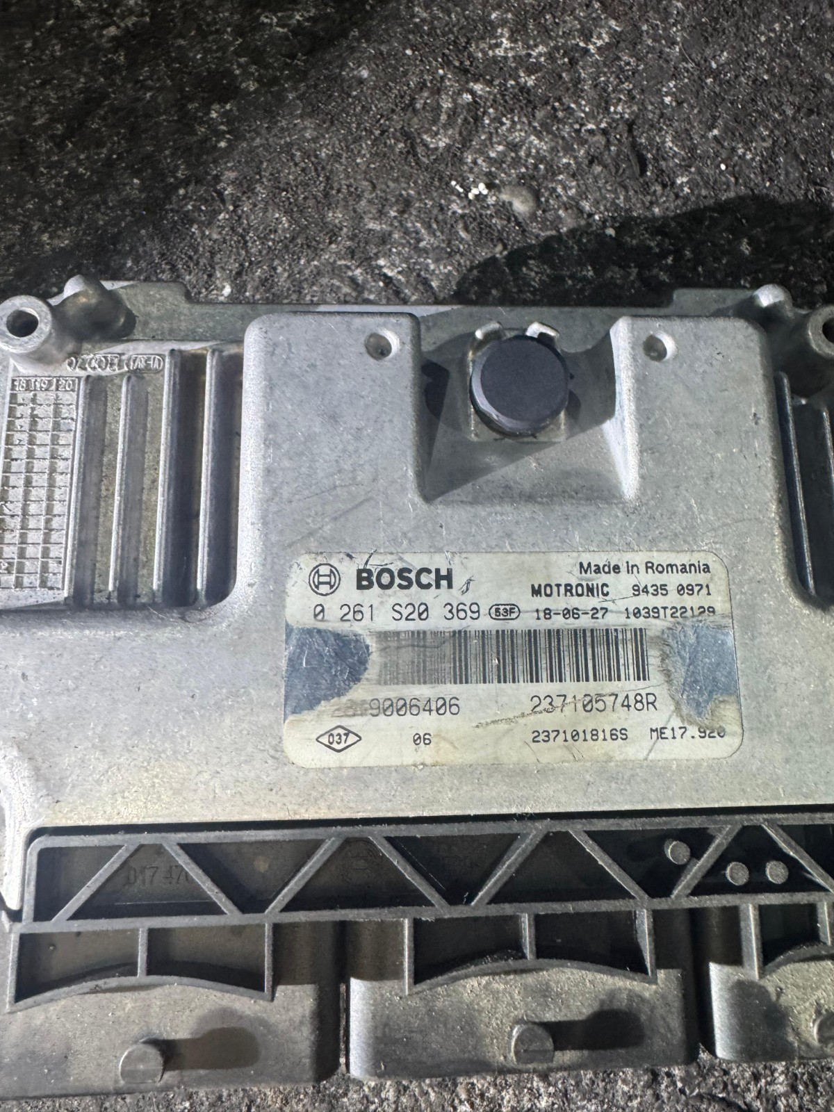 Bosch MED17.9.20 ECU 237105748R 0261S20369 Engine Control Unit