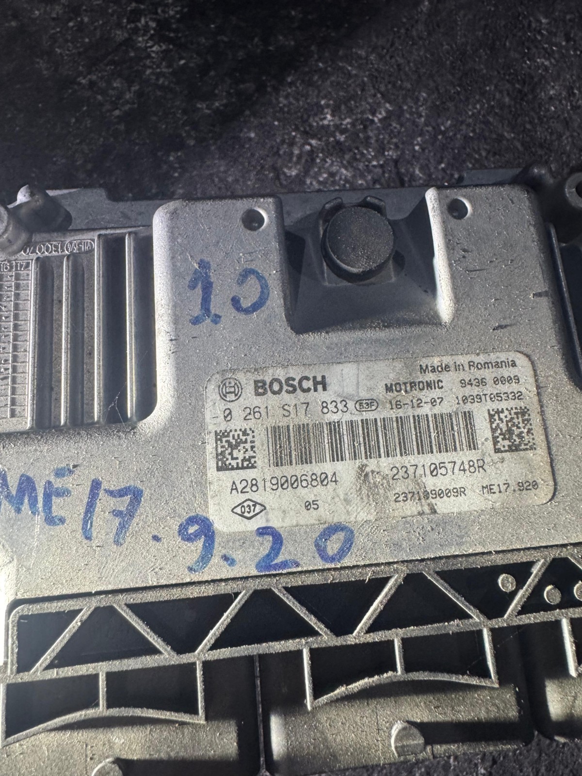 Bosch MED17.9.20 ECU 237105748R 0261S17833 Engine Control Unit