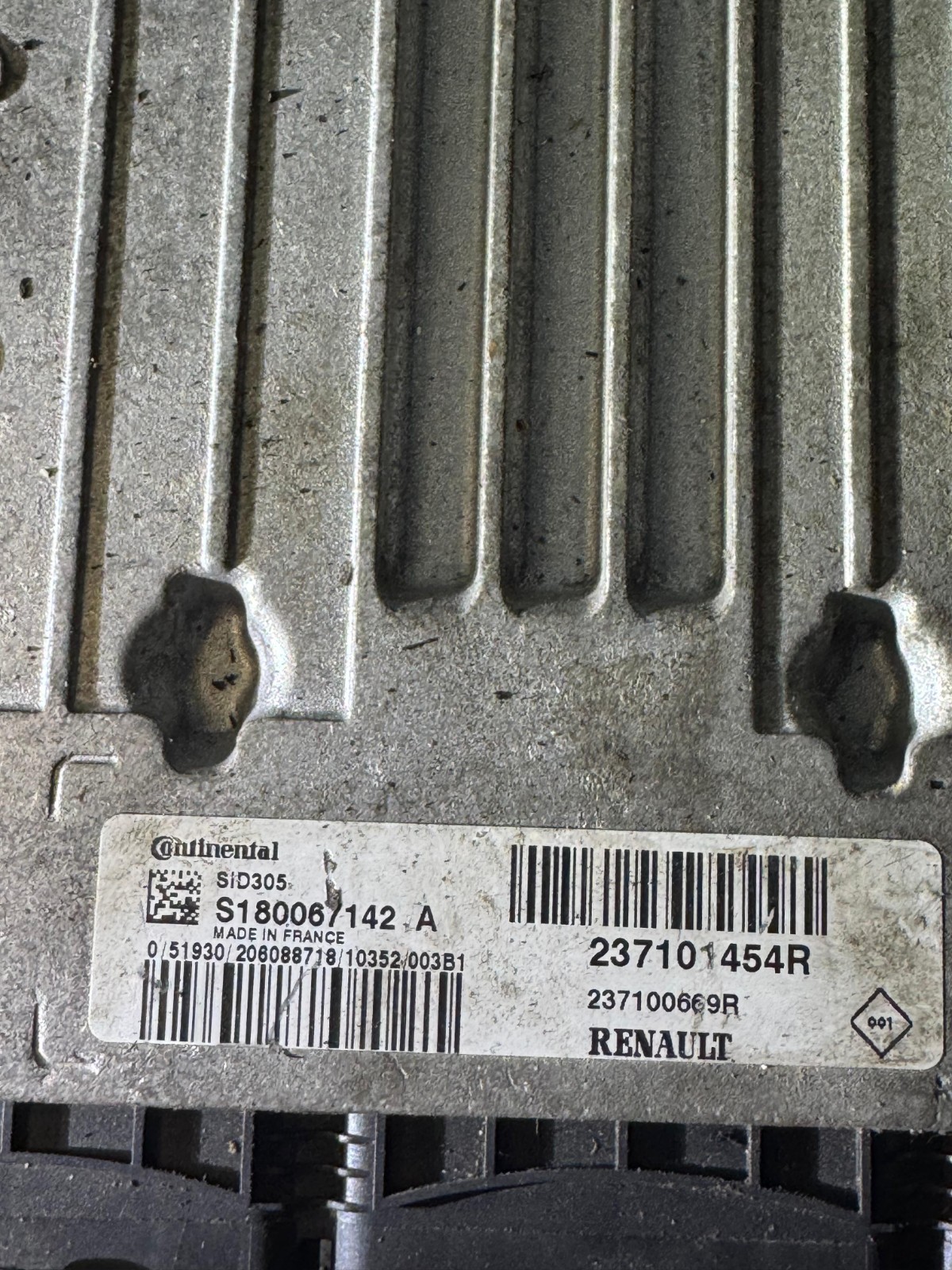 S180067142 A Continental SID305 237101454R Engine Control Unit