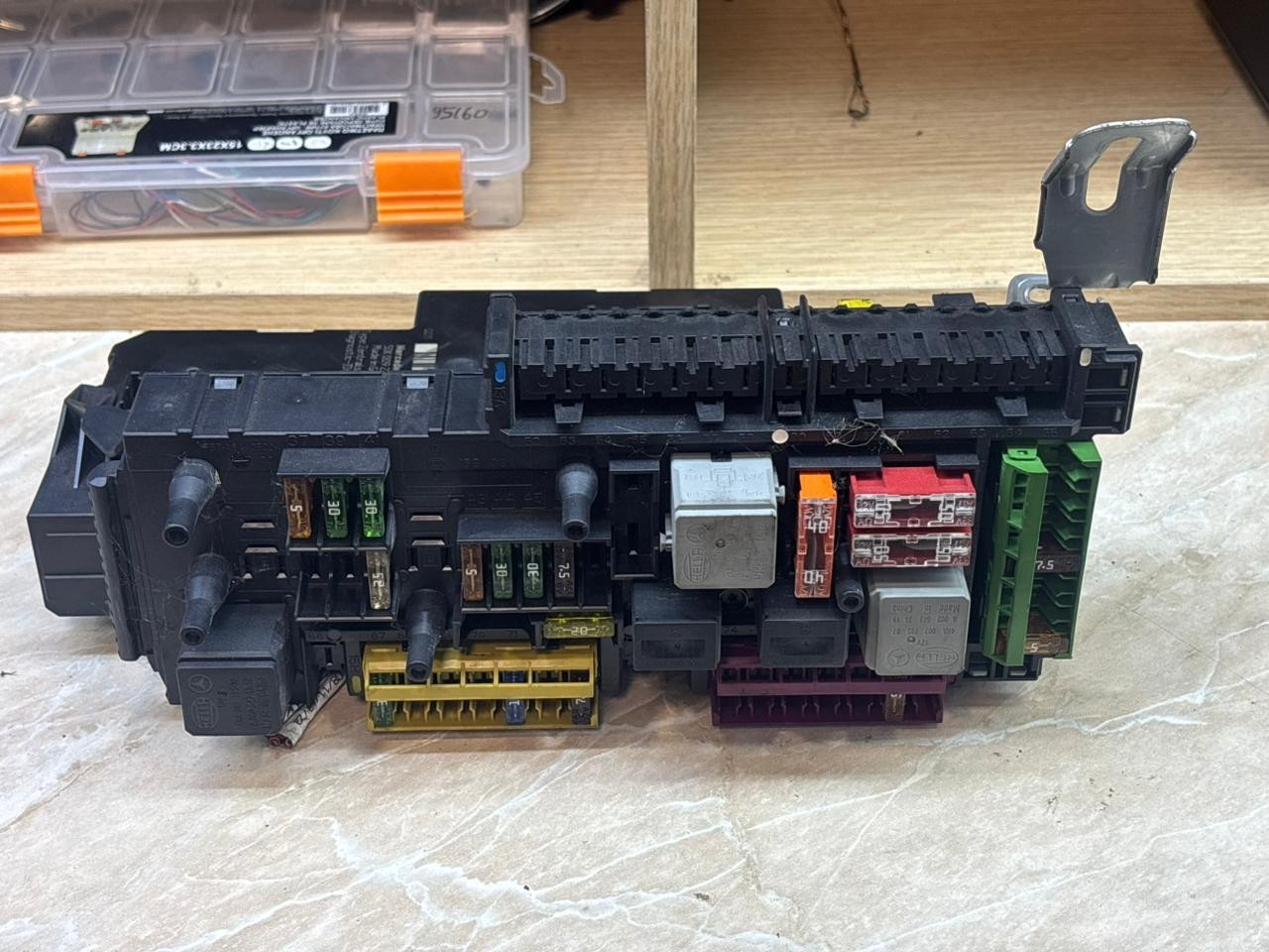 Mercedes W204 W212 Rear SAM Fuse Box 5DK00922589 LU2049060105 OEM Hella