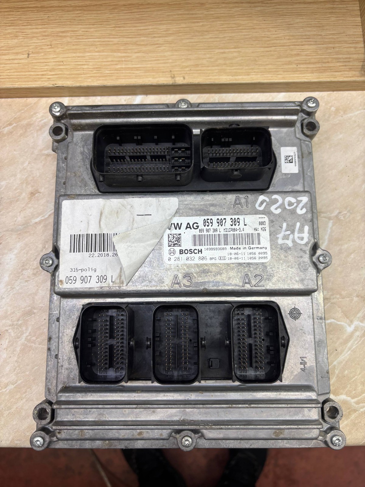 Bosch ECU 059907309L H26 MD1CP004 0281032806 Engine Control Unit