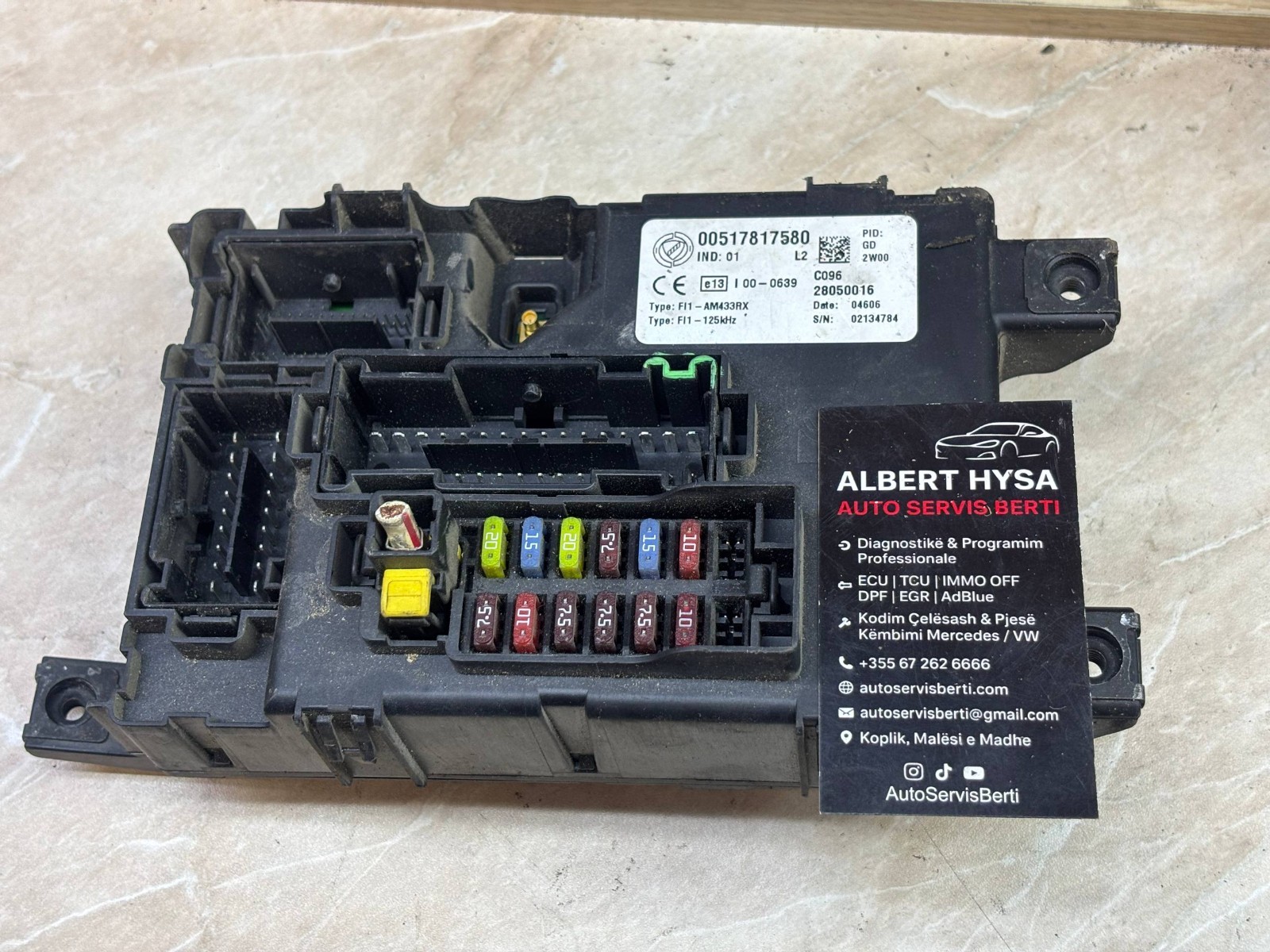 00517817580 Body Control Module BCM Fuse Box 28050016