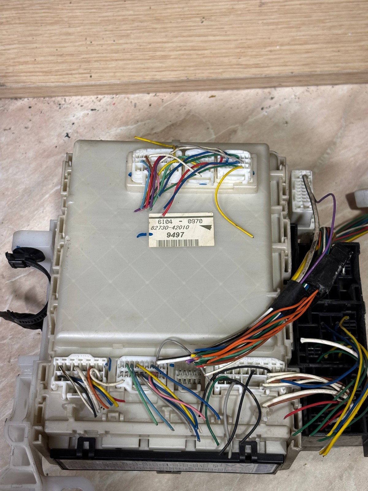 TOYOTA Fuse Box 82730-42010 . 6104-0970