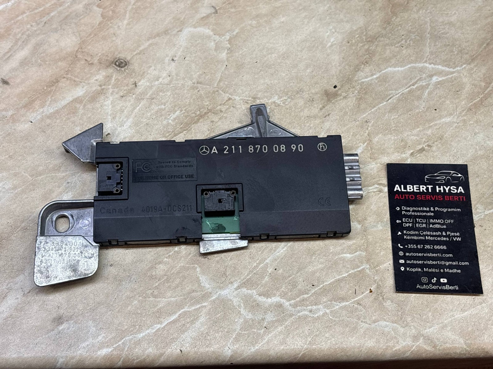 Mercedes Benz E W211 antenna amplifier antenna radio amp booster A2118700890