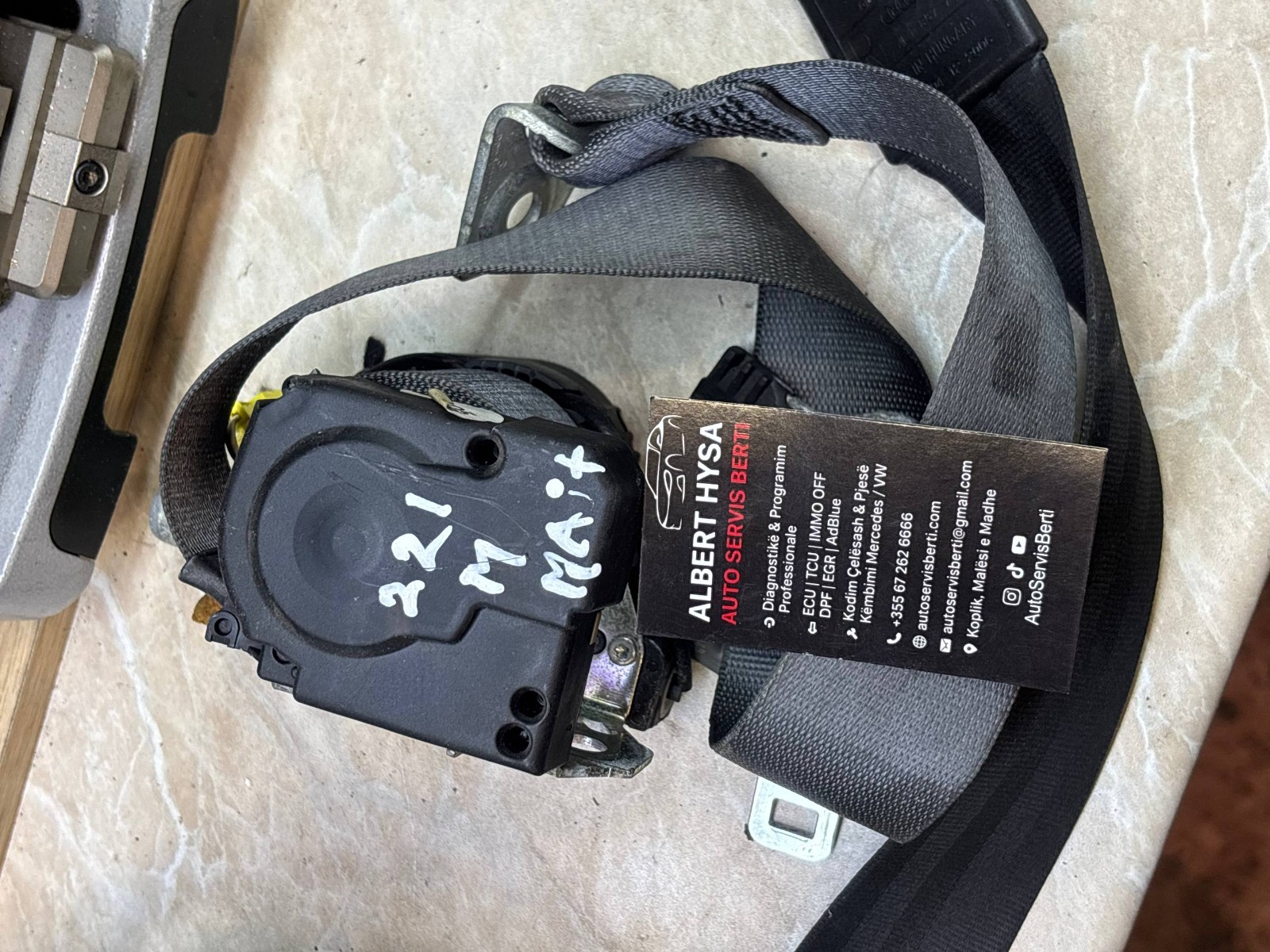 Mercedes-Benz W221 Left Seat Belt Retractor 33014051B