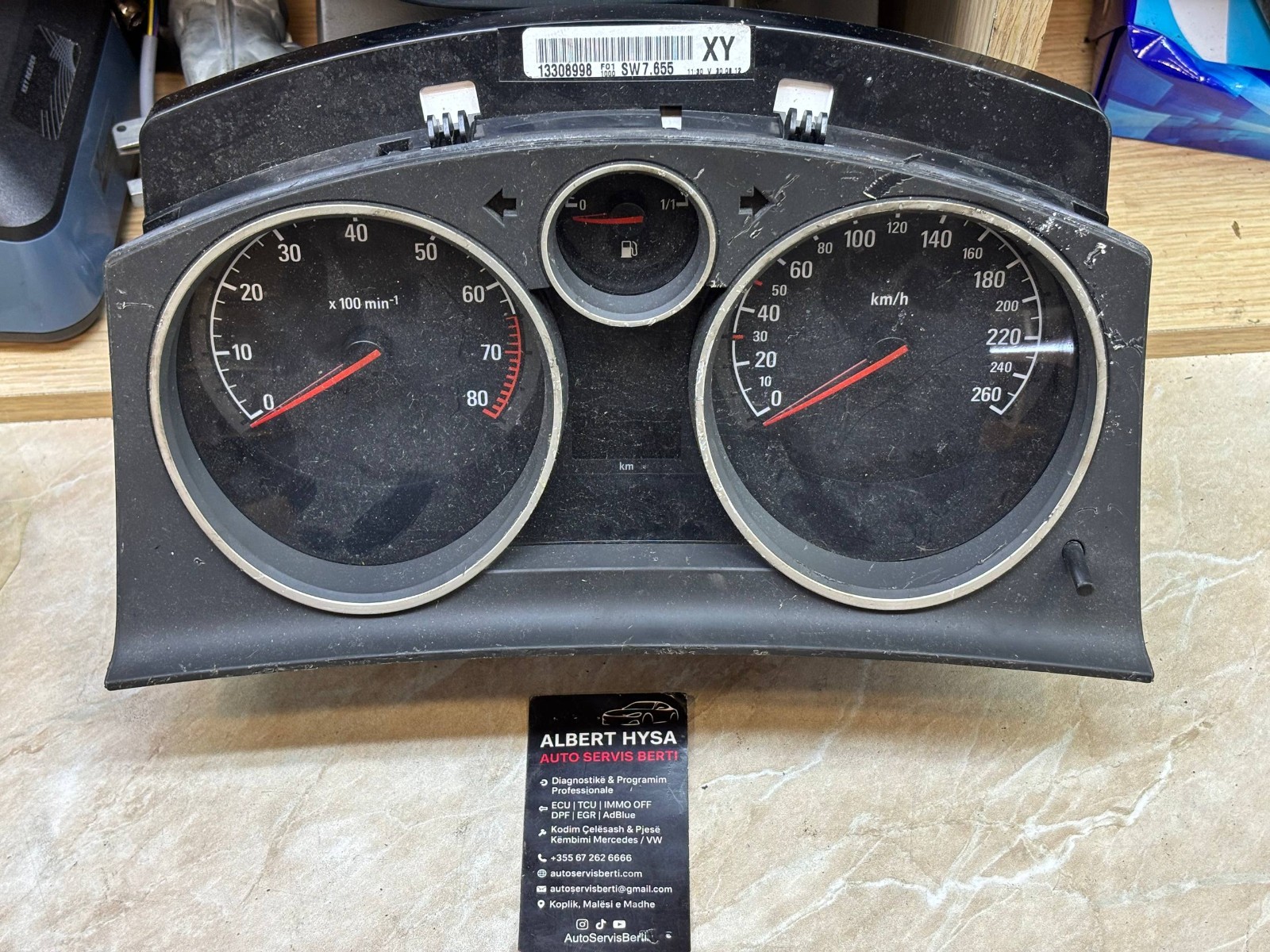 Vauxhall Opel Instrument Cluster Speedometer 13308998 XY F001 SW7.655 OEM